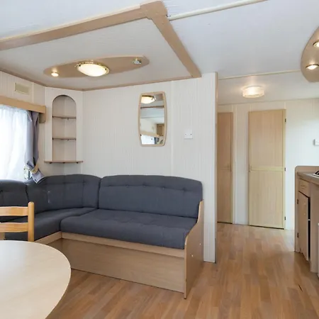 ロッジ Centrum Zdrowia I Wypoczynku Jantar ダルウフコ